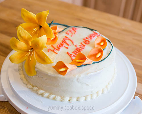 Anniversary cake with lilies